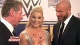 WWE-17年-WWE名人堂典礼：文斯·麦克曼和HHH为众传奇颁发名人堂戒指-新闻