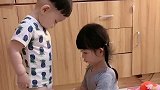 相差两岁的姐姐给一岁半弟弟穿裤子，一个小时过去了咋穿都不合适