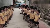 幼儿园里女生PK男生，这场面还挺震撼，不料结局太逗了！