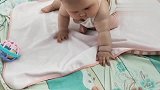 七个月宝宝练习爬，妈妈用脚勾引！坑孩子的妈，幸亏爸爸不在家