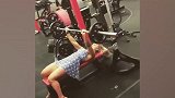 谁说高跟鞋长裙不能进健身房？小姐姐只做上身锻炼
