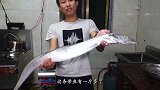 老婆给阿壮补身体，买下当地最大的纯海带鱼，吃了感觉浑身是劲