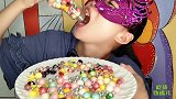 妹子吃趣味糖果“灯泡五彩糖”色彩缤纷口味多，吃得好开心