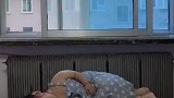 袖珍妻子肚子疼，老公让她多喝热水，最后的结果太逗了！