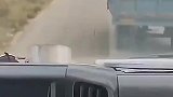 三轮故意占道，后车大哥怒了