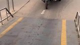 女学员驾驶三轮车考科二