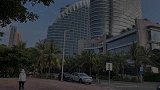 湛江市区最大的露天沙滩，节日人流攒动，旁边是奥运冠军雕像广场