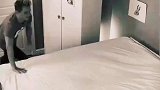 男子在床上挖洞恶搞女友，差点把女友吓傻