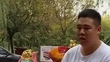 男子套圈套中一头猪，结果猪刚到手就跑了