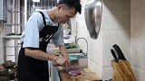 超超定制了条围裙，穿起就自封白花第一厨神，好像有点太膨胀了