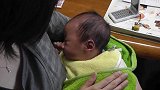 奶水不够吃！刚喂了半个小时，一停下来宝宝又开始寻乳