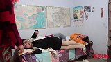 村妹上个“粪”也要仪式感，结果被妈妈追着打一顿，过程真搞笑