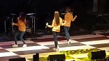 焦糖橙子现场演唱《Catallena》，舞蹈动作超可爱
