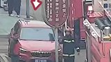 消防车支架被挡无法伸出，群众自发抬车挪出生命通道