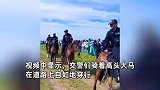 内蒙古交警骑马霸气指挥交通，身姿挺拔装备炫酷，游客：帅懵了