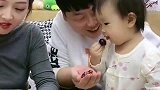 暖宝吃车厘子学妈妈的反应，暖宝就是小戏精一枚，真是太可爱了