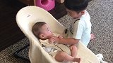 小哥哥幼儿园回家后就坐在妹妹旁边陪她，太暖心了！