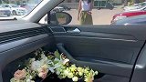 副驾驶放上鲜花，给女朋友准备惊喜
