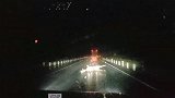澳大利亚一汽车在高速公路上撞到牛 车辆腾空后重重落地
