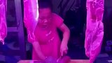 10岁小女孩，菜市场帮父母卖肉