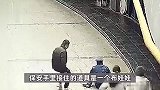 商场保安徒手接住坠楼婴儿？保安公司称摆拍接的布娃娃，警方回应