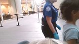 姑娘们过安检时，仪器中会曝光隐私吗？答案其实很简单