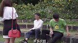 看到这女的，旁边那男的眼神才是亮点