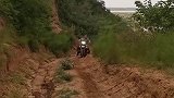 男子在山路上行驶，结果未看路直接重摔