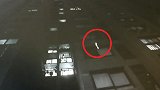 安徽一小区深夜有人高空抛火 业主：剪刀什么的也抛过
