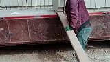 农村大哥真是聪明，利用杠杆原理来搬石块，干起活来又快又轻松。