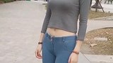 一米八的美女穿上紧身牛仔就是好看，给三百不过分吧