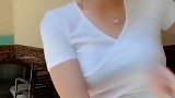 单身的美女自娱自乐，这身材容貌不错哟