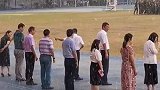 高校阅兵仪式举行途中突降暴雨，校领导们走下主席台站在暴雨中观礼