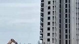 高楼建好就拆除，网友见状议论纷纷