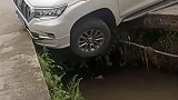 普拉多不愧是霸道，前轮卡住了硬是倒车脱困