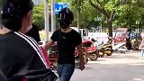 大哥得亏戴了个头盔啊，这要是露脸的话，小姐姐不得直接上脚啊！