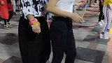 后面的秃头大叔距离有点近啊,小姐姐都不好意思了