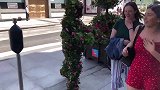 街头恶作剧，用花草来伪装自己，令人防不胜防