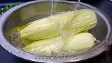 煮玉米时，不要直接加水煮，多加2个步骤，玉米鲜嫩多汁好看好吃