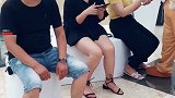 大哥你这表情真的是太搞笑了，小熊怎么会亲你哪