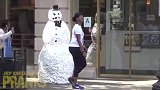国外雪人恶作剧，伪装成雪人恶搞路人，路人被吓的大声尖叫