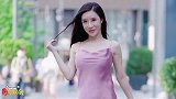 时尚街拍：30岁的女人偏爱吊带裙，粉嫩的自信，好迷人