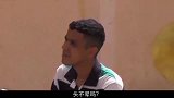 国外搞笑，骗路人测视力，偷偷在路人背后猛敲锣，结果被路人暴打