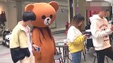 网红熊出手教训插队的人，看完你学会了吗
