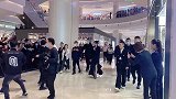 太拼了！万茜男粉追现场互骑肩膀变“人肉增高梯”
