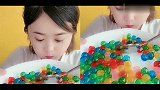 小可爱美女直播吃彩色软糖，一口咬下去超过瘾，是我向往的生活！