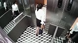 高档会所的服务员坐电梯，怎料高跟鞋被卡住，危险发生在一瞬间！
