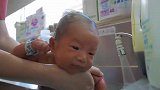 可爱新生儿宝宝洗澡集锦,一个个萌的不要不要的,看得我欲罢不能