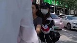 传递小红旗，增强安全意识，一盔一带、安全骑行！