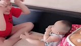 只要美女小姨一来，小外甥就会被玩坏，下一秒的动作，真是太逗了
